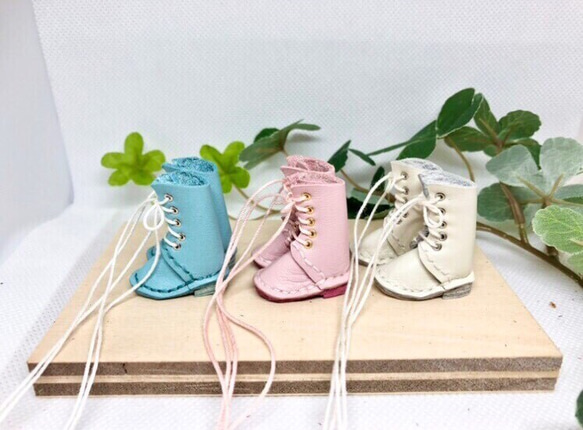 革細工　ミニチュア編み上げブーツ　一足　leather craft miniature sandals. 1枚目の画像