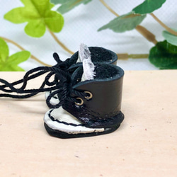 革細工　丸ブーツ　一足　leather craft miniature boots. 3枚目の画像