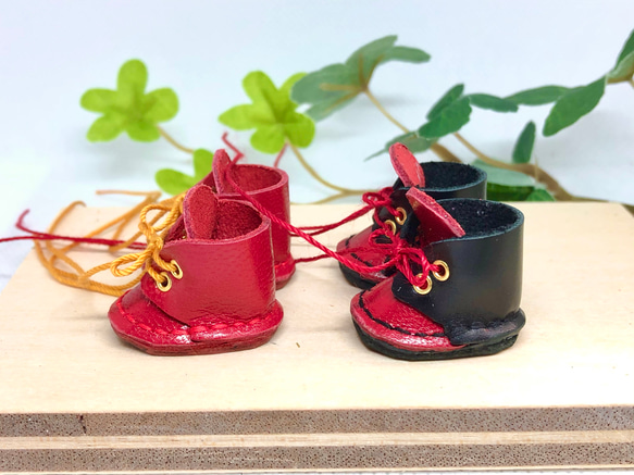 革細工　丸ブーツ大　一足　leather craft miniature boots. 2枚目の画像