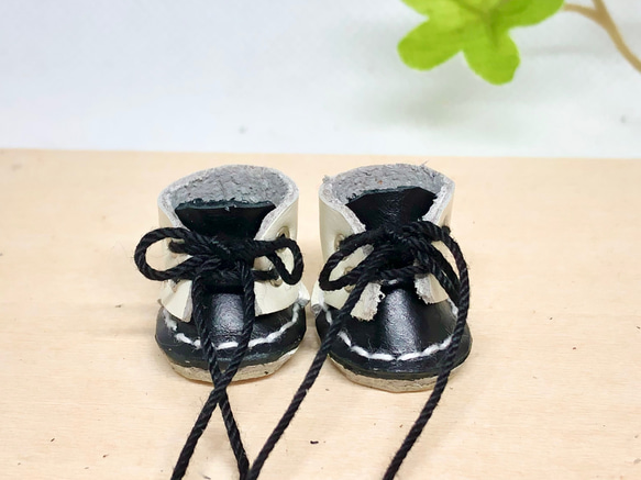 革細工　ローカット丸ブーツ　一足　leather craft miniature boots. 1枚目の画像