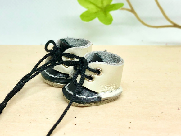 革細工　ローカット丸ブーツ　一足　leather craft miniature boots. 3枚目の画像