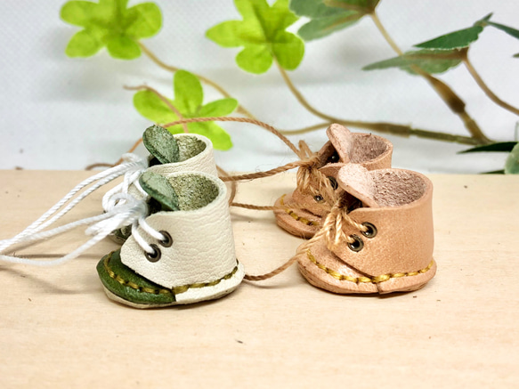 革細工　ミニチュア丸ブーツ　一足　leather craft miniature boots. 1枚目の画像