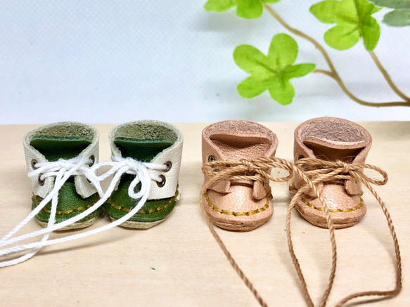 革細工　ミニチュア丸ブーツ　一足　leather craft miniature boots. 2枚目の画像