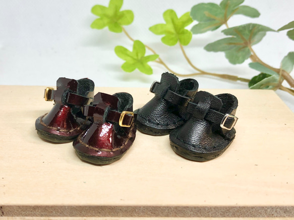 革細工　丸ストラップシューズ　一足　miniature  boots. 1枚目の画像