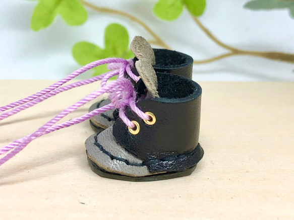 革細工　ミニチュア丸ブーツ　一足　leather craft miniature boots. 2枚目の画像