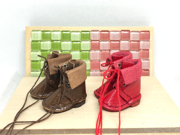 革細工　折り曲げ編み上げブーツ　一足　leather craft miniature  boots. 1枚目の画像