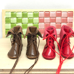 革細工　折り曲げ編み上げブーツ　一足　leather craft miniature  boots. 2枚目の画像