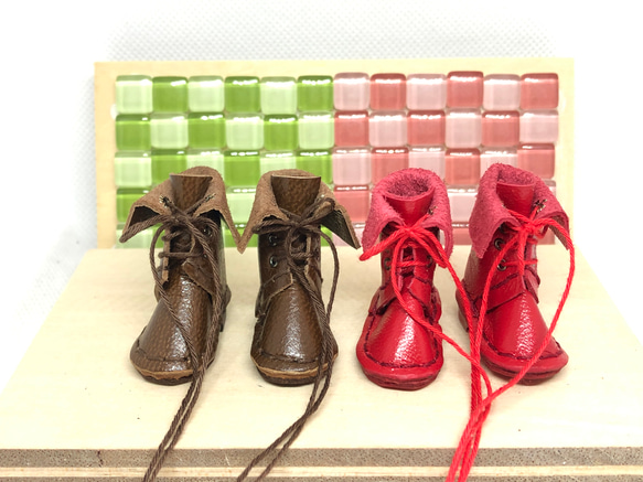 革細工　折り曲げ編み上げブーツ　一足　leather craft miniature  boots. 2枚目の画像