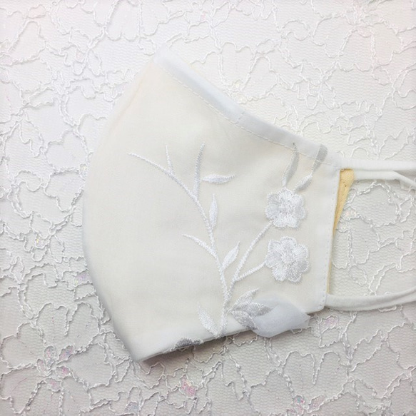 【春マスク】ロマンティック刺繍　ホワイトアジャスター付きくちびるに触れません　立体キープワイヤー 3枚目の画像
