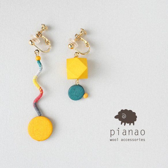 まきまきくねくねピアス/イヤリング（イエロー） 1枚目の画像