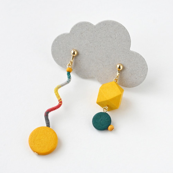 まきまきくねくねピアス/イヤリング（イエロー） 2枚目の画像