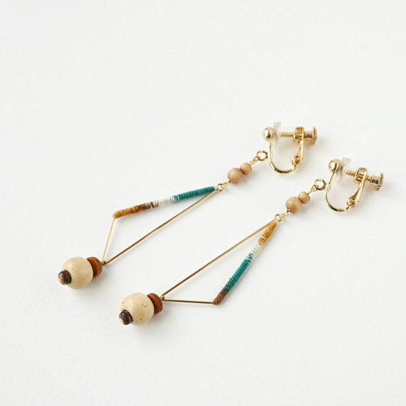 まきまき△ピアス/イヤリング（クリーム） 2枚目の画像