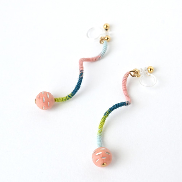 まきまきくねくねピアス/イヤリング（ピンク） 2枚目の画像