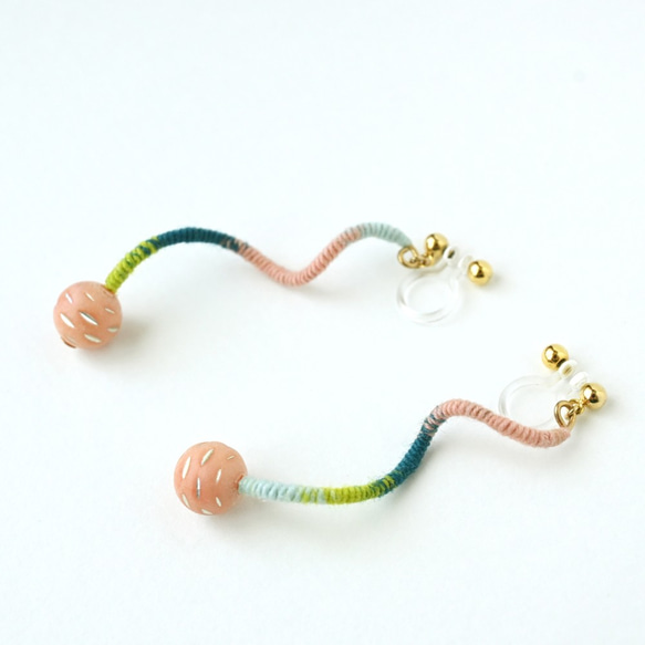 まきまきくねくねピアス/イヤリング（ピンク） 3枚目の画像