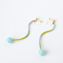 まきまきくねくねピアス/イヤリング（ブルー） 2枚目の画像