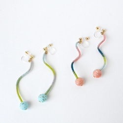 まきまきくねくねピアス/イヤリング（ブルー） 4枚目の画像