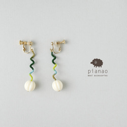 まきまきくるくるピアス/イヤリング（ホワイト×グリーン） 1枚目の画像