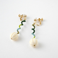 まきまきくるくるピアス/イヤリング（ホワイト×グリーン） 2枚目の画像