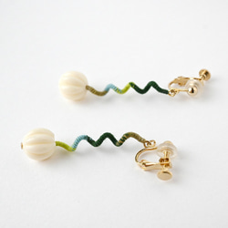 まきまきくるくるピアス/イヤリング（ホワイト×グリーン） 3枚目の画像