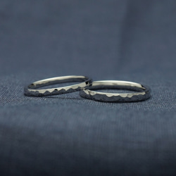 【プラチナ900結婚指輪】NO.1 槌目模様のテクスチャーリング 1枚目の画像