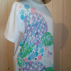 紫陽花とカタツムリと霧雨の。手描きTシャツ。 1枚目の画像