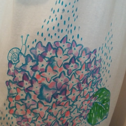 紫陽花とカタツムリと霧雨の。手描きTシャツ。 4枚目の画像