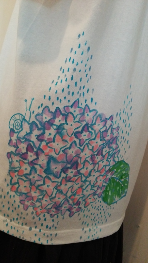 紫陽花とカタツムリと霧雨の。手描きTシャツ。 4枚目の画像