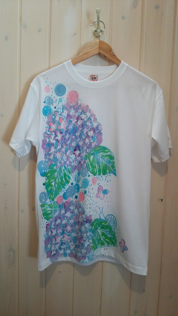 紫陽花とカタツムリと霧雨の。手描きTシャツ。 5枚目の画像