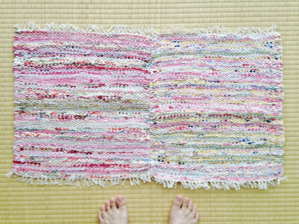 ピンクの裂き織りマット（２連） 1枚目の画像