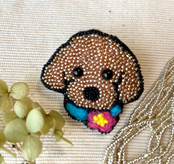 プードル(花飾り)リュネビル刺繍　ワンコブローチ 1枚目の画像