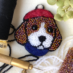 刺繍　ブローチ　ボストンテリア　ハンドメイド 一点物 **手刺繍ブローチ** ボストンテリア、犬ブローチ、お花刺繍