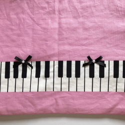 レッスンバッグ ピアノ鍵盤柄 ピンクリボン キルティング 音楽絵本バック 3枚目の画像