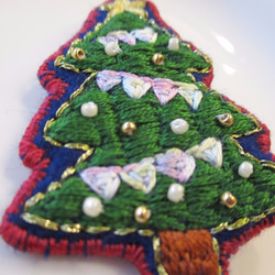 クリスマスツリーの刺繍ブローチ 2枚目の画像