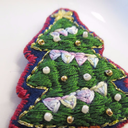 クリスマスツリーの刺繍ブローチ 3枚目の画像