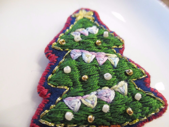 クリスマスツリーの刺繍ブローチ 3枚目の画像