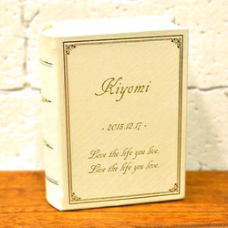 【オーダー刻印】ブック型ジュエリーＢＯＸ好きな文字、数字、文章等をオーダー刻印。ギフトに【ホワイト】 2枚目の画像