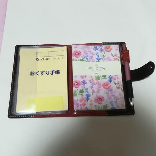 更にお値下げ】本革 お薬手帳ケース 花柄型押しレッド ブックカバー