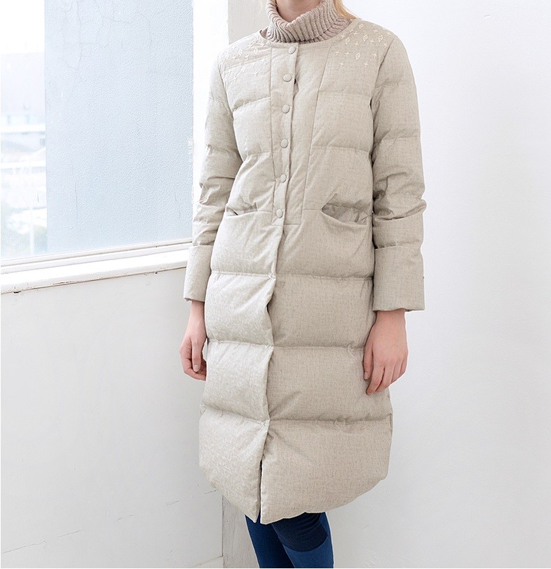 【L】ノーカラー刺繍入り95％羽毛大人可愛いロングダウンコート♪