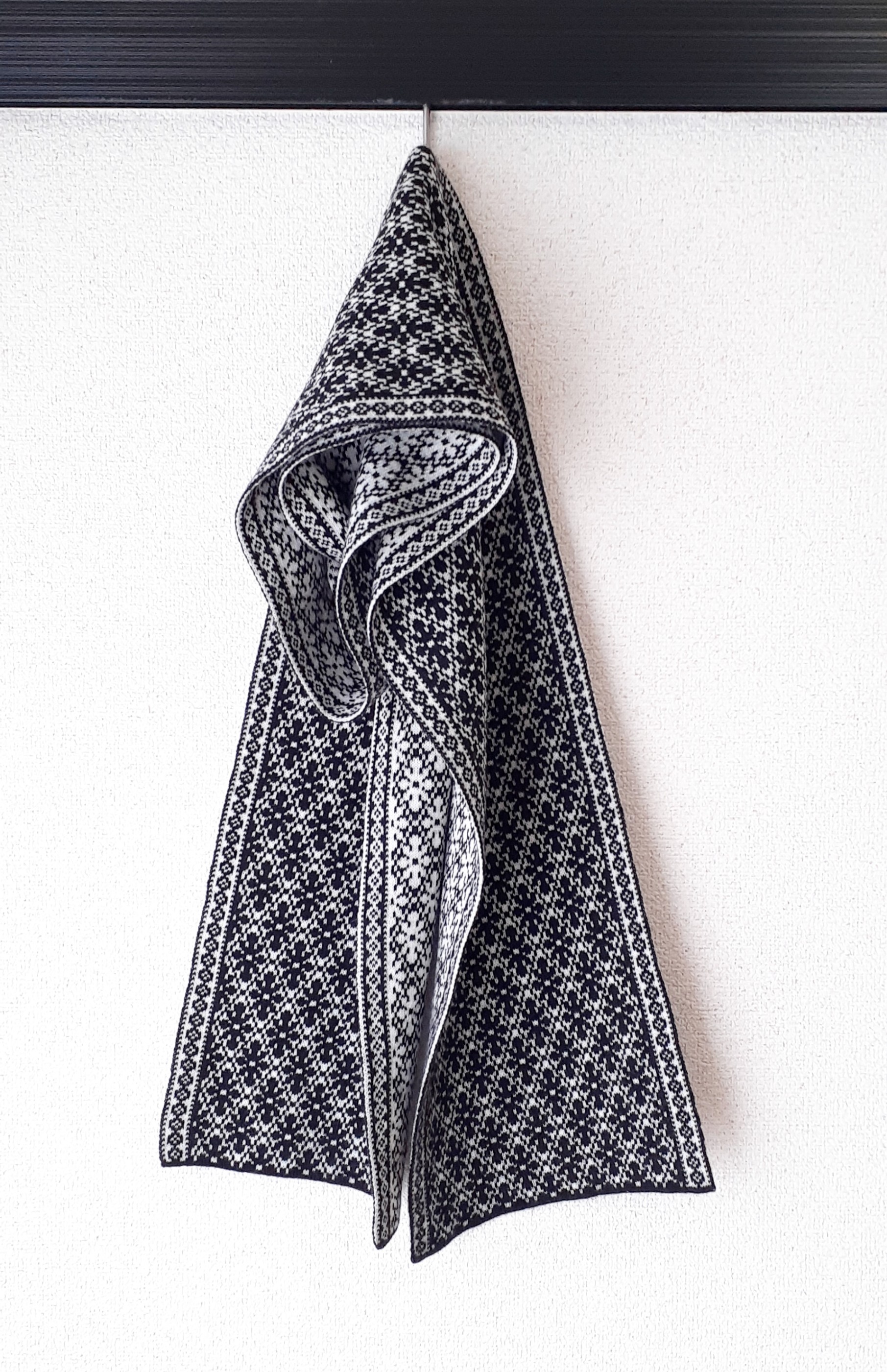 格子花柄マフラー　アンゴラ混　黒×白