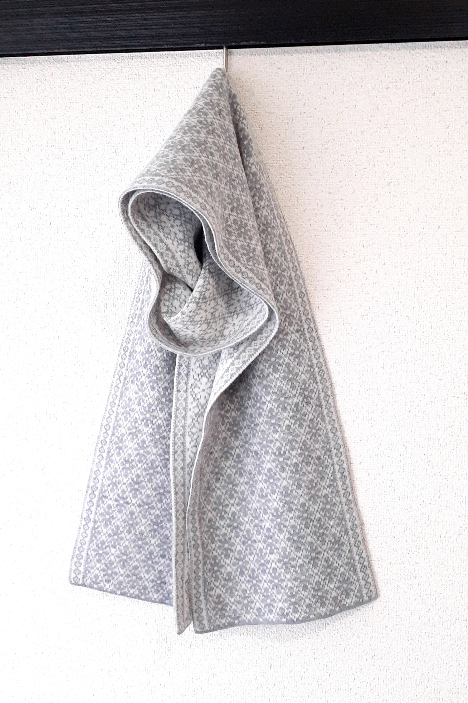 格子花柄マフラー　ウール100%　杢グレー×白