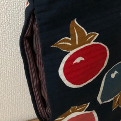 木綿の帯地で作ったバッグ　紺地にポップなフルーツ柄B　赤い持ち手 6枚目の画像