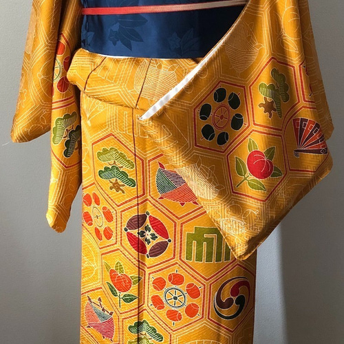 正絹 袷着物 山吹色 紗綾型地模様 亀甲に伝統柄の付下げ 着物 さまだや