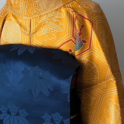 正絹 袷着物 山吹色 紗綾型地模様 亀甲に伝統柄の付下げ 着物 さまだや