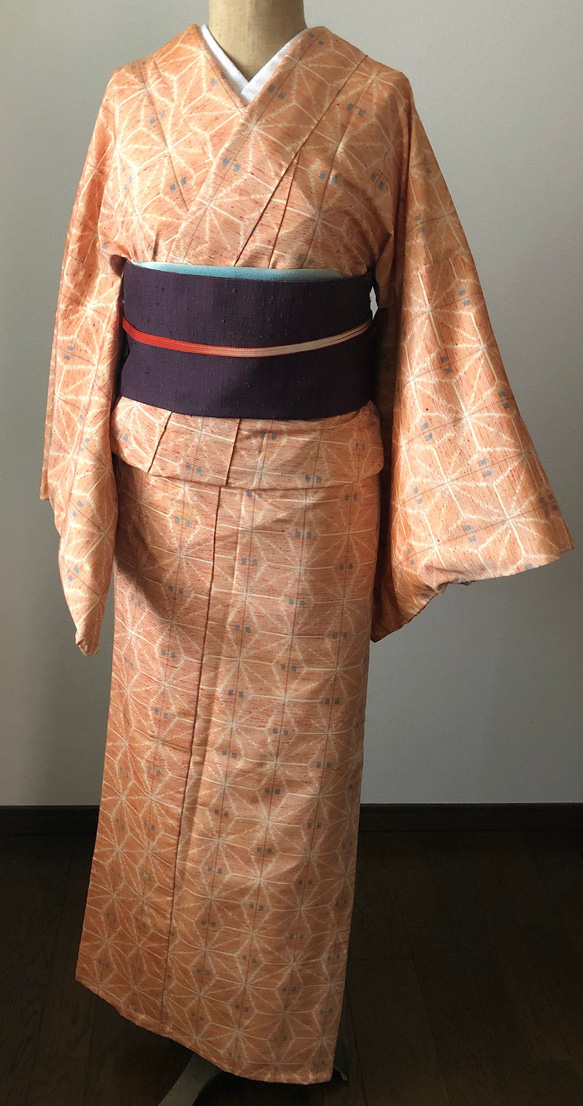 正絹　手縫い単衣紬　コーラルオレンジに麻の葉模様 4枚目の画像