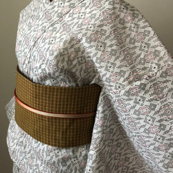 白地に幾何学的模様の着物 ゆっち 浴衣 白地に黒赤の幾何学模様 着物 さまだや 通販 12212714