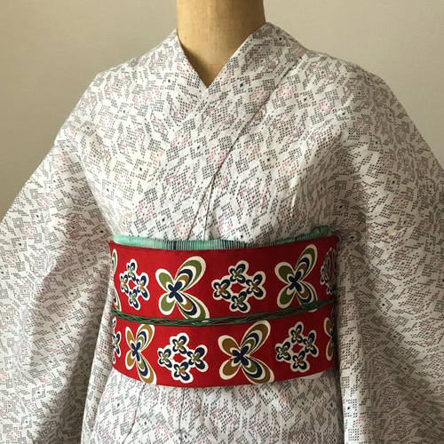 白地に幾何学的模様の着物 ゆっち 華徒然×吉木千沙都振袖ネットレンタル 白/ベージュ/ブラウン