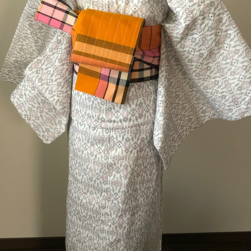 白地に幾何学的模様の着物 ゆっち 白地に幾何学的模様の着物 ゆっち