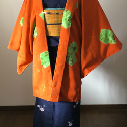 正絹　袷羽織　サンセットオレンジに地模様とグリーンの絞り更紗柄 1枚目の画像