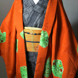 正絹　袷羽織　サンセットオレンジに地模様とグリーンの絞り更紗柄 3枚目の画像