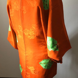 正絹　袷羽織　サンセットオレンジに地模様とグリーンの絞り更紗柄 5枚目の画像